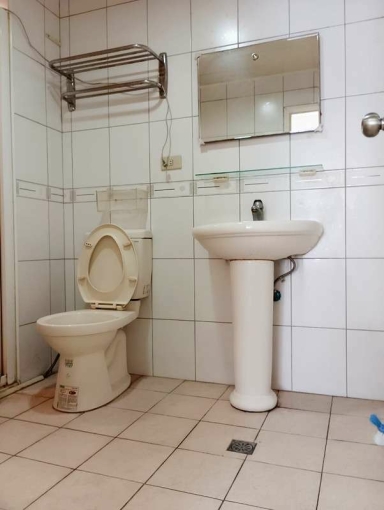 自租西區｜精誠路｜大套房｜衛浴乾濕分離｜有開窗（第9張）