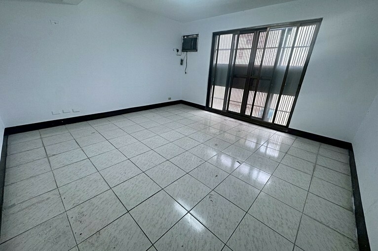 租屋找77✿藝文稀有透天別墅,門前車庫,免追垃圾車!（第12張）