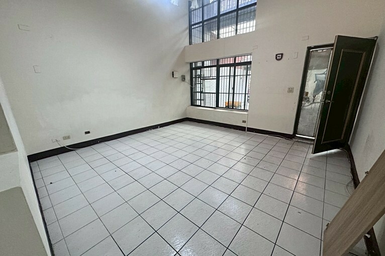 租屋找77✿藝文稀有透天別墅,門前車庫,免追垃圾車!（第3張）