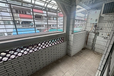 租屋找77✿藝文稀有透天別墅,門前車庫,免追垃圾車!（第14張）