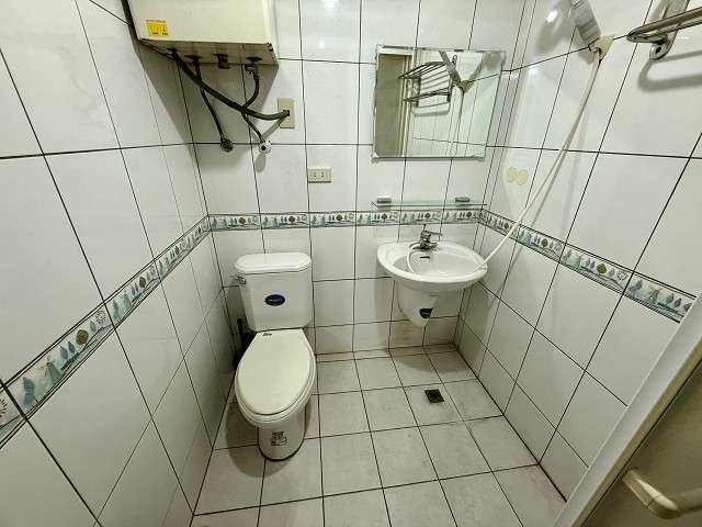 💞大象租屋💞近SOGO.威尼斯影城旁.漂亮精緻網路套房.傢俱.家電.有陽台.專用洗衣機（第6張）