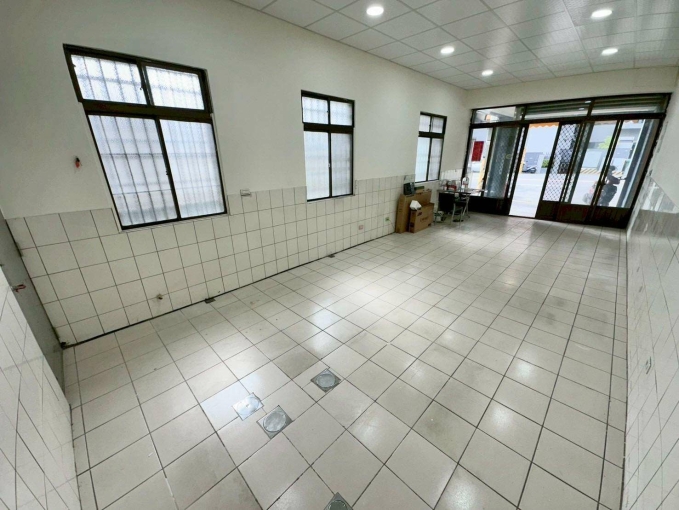 正軍功路二段🍀透天一樓🍀租金含稅🍀樓上有住可另租（第1張）