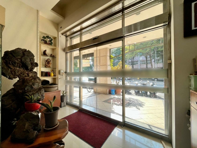 中醫商圈9米大面寬｜適寵物用品｜診所店面含車管（第4張）