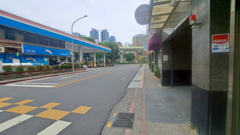 文湖邊間挑高黃金店面兼住辦(第2張)