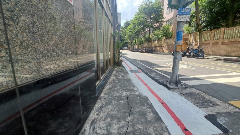 文湖邊間挑高黃金店面兼住辦(第3張)