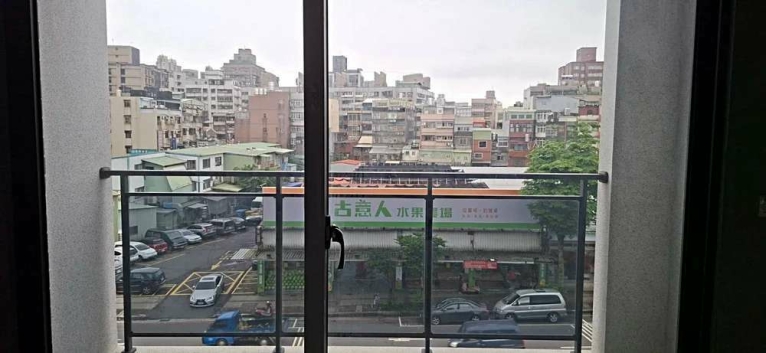 林口中山路便宜全新透店~地下室有平面車位（第10張）