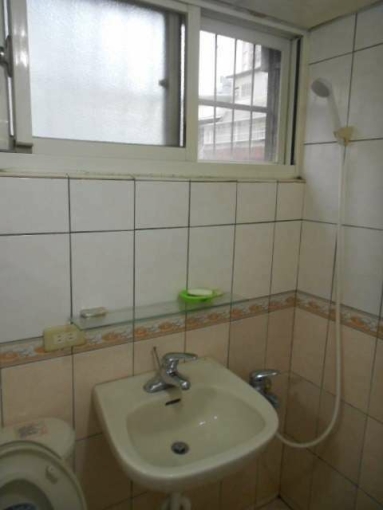 免仲介費 SOGO商圈公寓4樓網路套房出租 只另付電費（第5張）