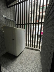 陽台獨洗、衛浴開窗、子母車、機車位（第8張）