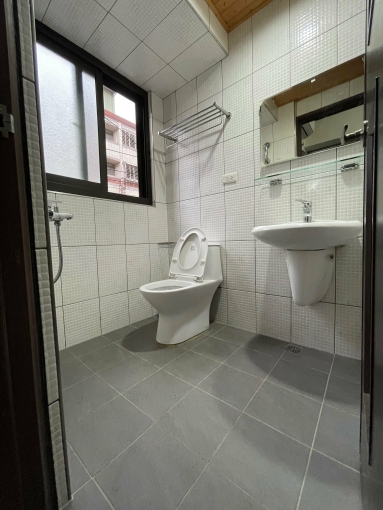 陽台獨洗、衛浴開窗、子母車、機車位（第15張）