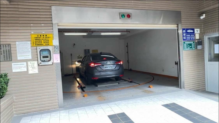 北投復興崗捷運站HITO社區室內機械式賓士級【轎車位】只剩3個（第3張）