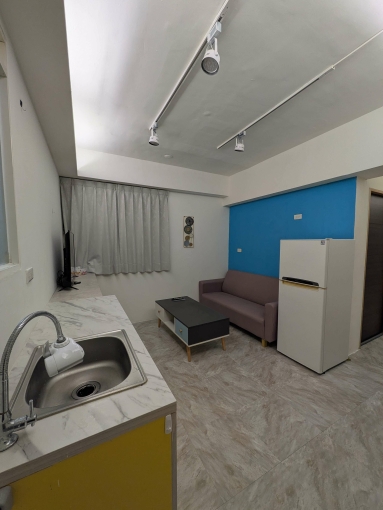 家庭式住家或三人合租,（物超所值） 溫馨簡約風, 兩面採光佳,隔音佳，超大陽台,通風（第1張）