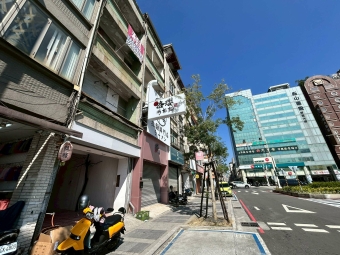 高雄車站旁#衣飾街#黃金透店出租（第10張）