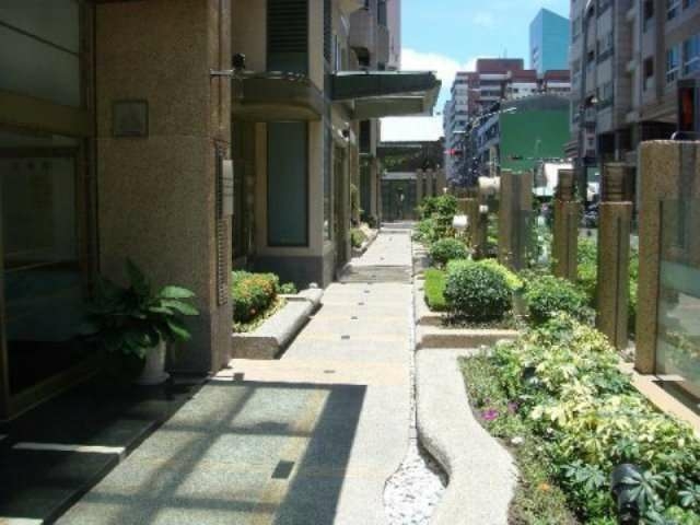 大遠百商圈大樓邊間 租金含管理費、傢俱家電齊全 - Image 15