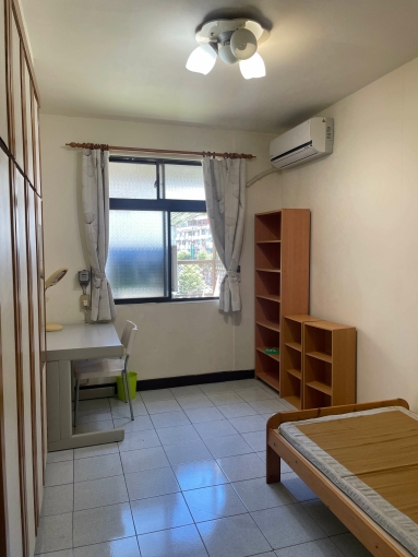 新店大坪林捷運站60公尺,可開伙通風雅房 (限女生) - Image 1
