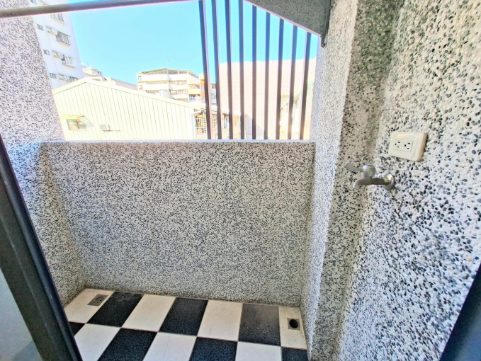 1房1廳大空間採光客廳☆雙衛浴☆陽台☆機車位子母車 - Image 9