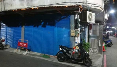三角窗位置,可停車,內部有鋁門窗適合倉庫/工作室+住家/辦公室（第1張）
