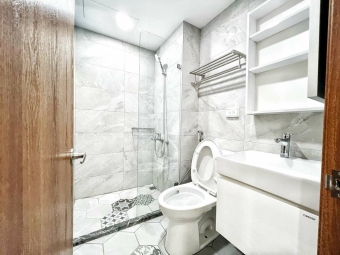 東區大空間可雙人租房屋補助流理台陽台獨洗曬系統櫃傢俱全配乾濕分離爬樓梯套房（第9張）