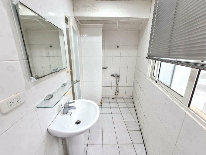 可租補*類一房一廳*流理台*陽台*衛浴開窗*室內機車位*子母車（第13張）