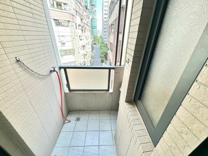 精誠路❤租補✔室內機車位(第11張)