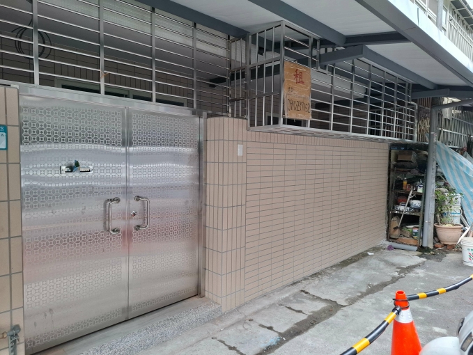 莊敬路全新裝潢，稀有面寬1樓可停車，近捷運交通及生活機能方便 - Image 1