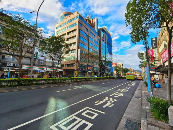 ☆松山車站☆五分埔熱鬧金店、方正大空間(第3張)
