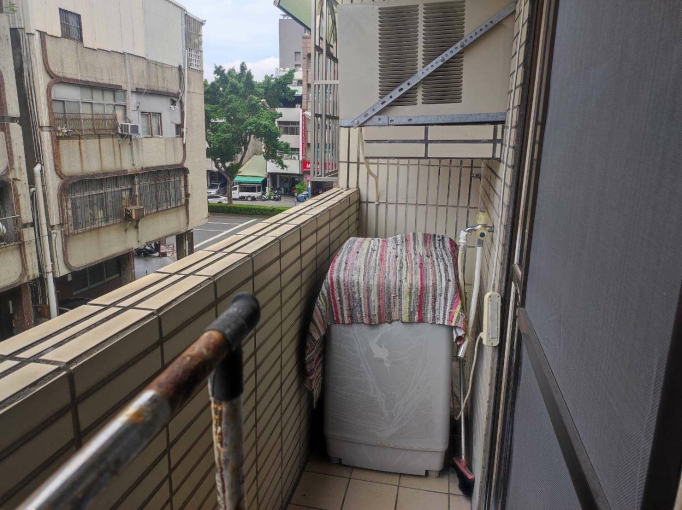 台中市東區超大雅房超大落地窗獨立陽台.一層二間共用一衛浴適合讀書考試環境乾淨清幽安靜 - Image 12