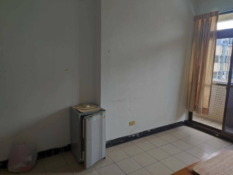 台中市東區超大雅房超大落地窗獨立陽台.一層二間共用一衛浴適合讀書考試環境乾淨清幽安靜 - Image 24