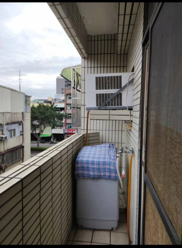 台中市東區超大雅房超大落地窗獨立陽台.一層二間共用一衛浴適合讀書考試環境乾淨清幽安靜 - Image 13