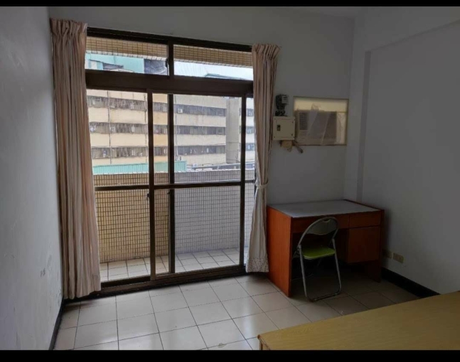 台中市東區超大雅房超大落地窗獨立陽台.一層二間共用一衛浴適合讀書考試環境乾淨清幽安靜 - Image 3