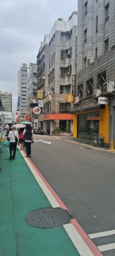 忠孝東路四段216巷東區明曜百貨名人巷商圈（第12張）