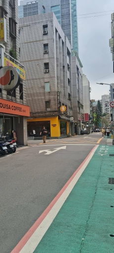 忠孝東路四段216巷東區明曜百貨名人巷商圈（第14張）