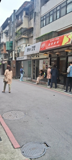 忠孝東路四段216巷東區明曜百貨名人巷商圈（第10張）