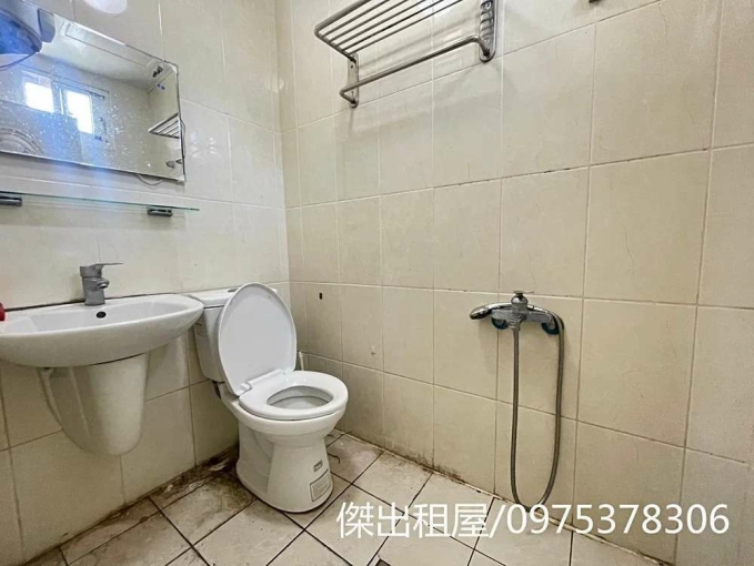 傑出租屋/室內機車位,專人倒垃圾,有電梯 - Image 3