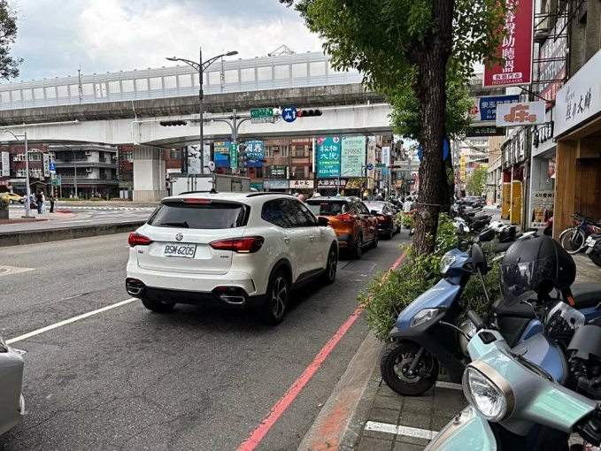 板橋捷運❤️漢生東路馬路上❤️三角窗金店面❤️兒童未來館對面（第3張）