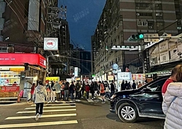 府中捷運❤️南雅夜市❤️馬路上❤️面寬五米半（第1張）