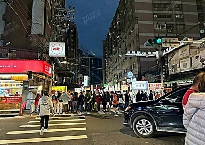 府中捷運❤️南雅夜市❤️馬路上❤️面寬五米半(第1張)