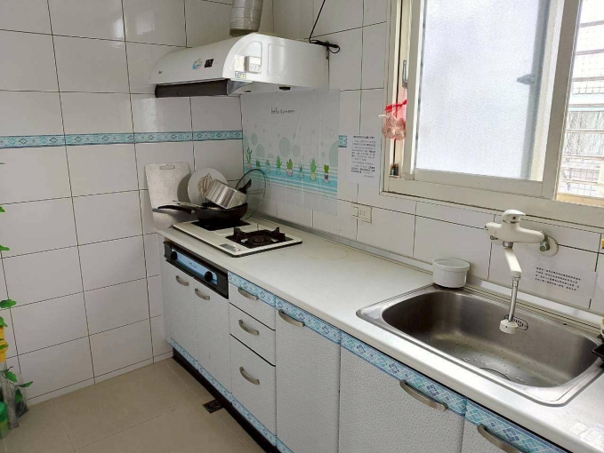 新莊捷運明亮家庭式雅房誠覓室友 - Image 11