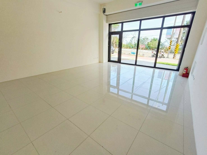 龍潭石門段 ➜ 全新店面出租！雙樓層 52 坪，只要 60,000／月！ 想開店、開工作室、做品牌、開直營，都非常適合！（第13張）